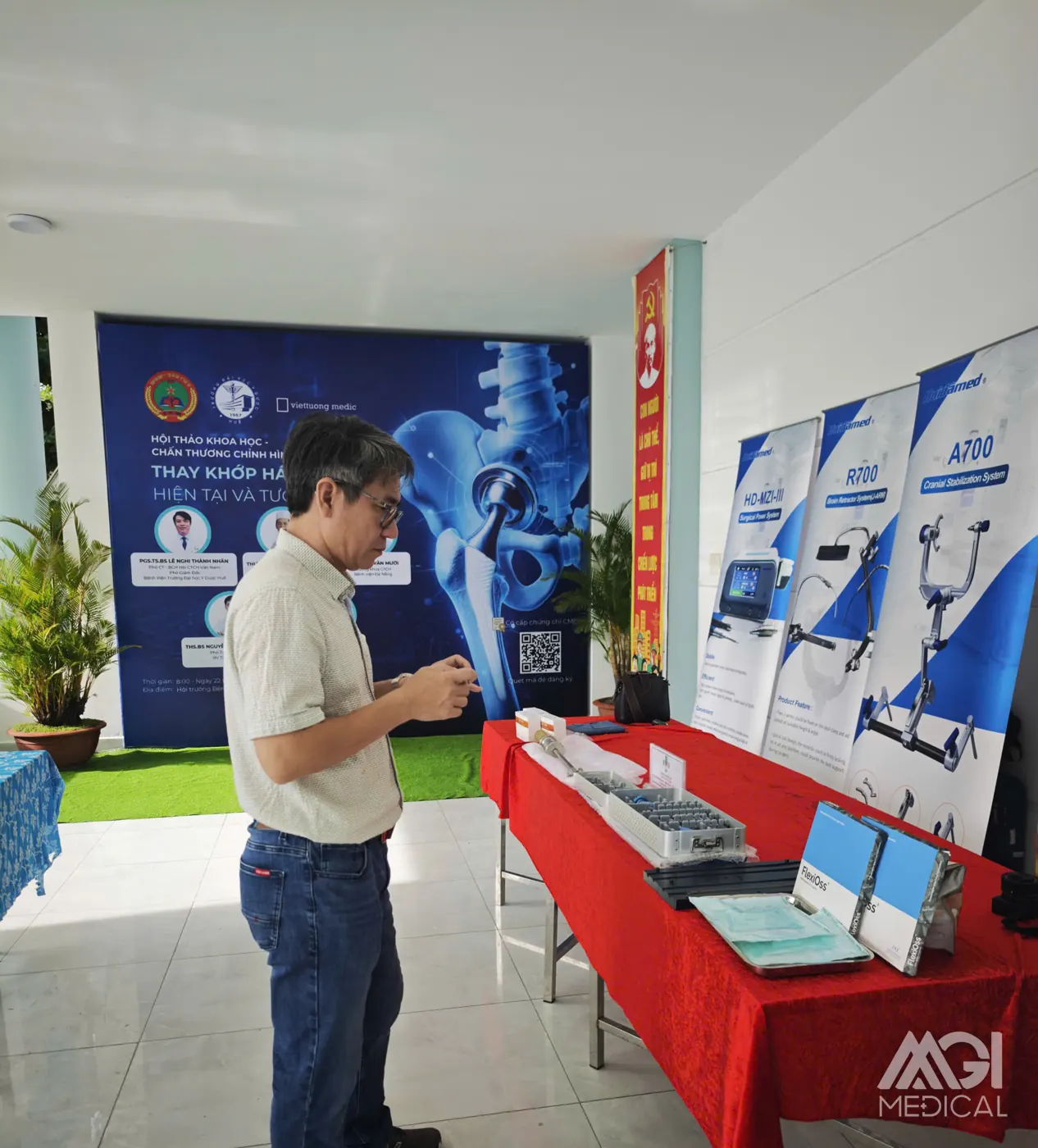 Gian trưng bày của MGI Medical tại sảnh Hội thảo khoa học Chấn thương chỉnh hình – CME “Thay khớp háng: hiện tại và tương lai”, Bệnh viện Quân Y 17, Đà Nẵng, ngày 22/5/2026. Ảnh: MGI Medical.