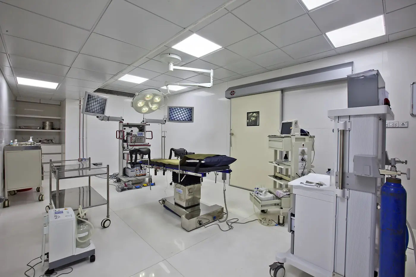 Phòng mổ hiện đại, nơi máy cắt đốt điện là thiết bị tiêu chuẩn. Ảnh: Dr. Jayesh Amin / Wikimedia Commons, CC BY-SA 3.0.