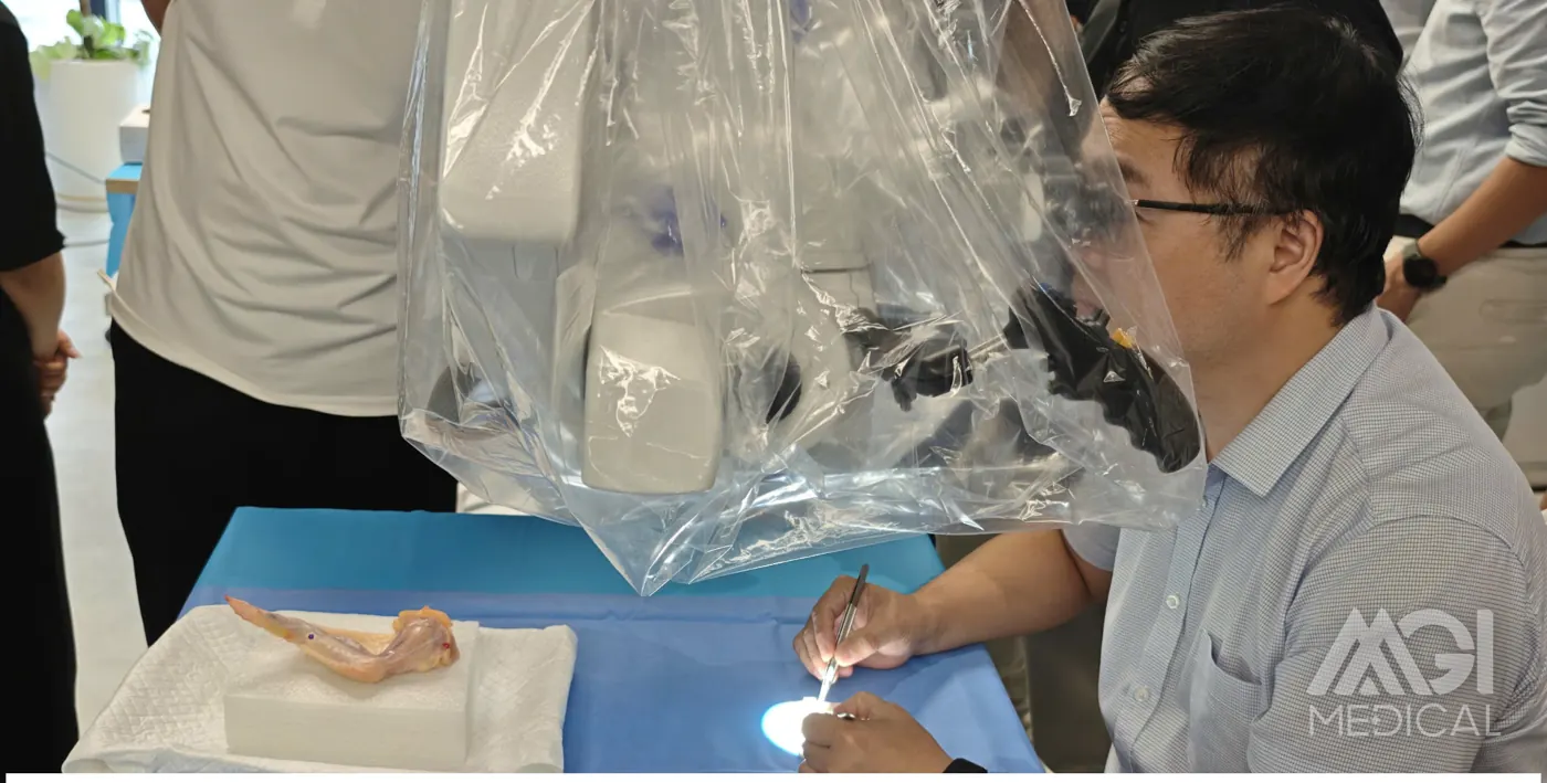 Học viên tập nối mạch trên cánh gà dưới kính vi phẫu. Ảnh: MGI Medical.